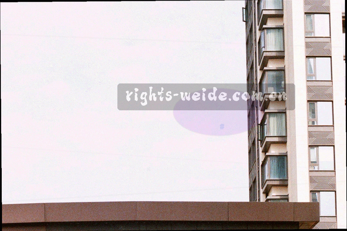 纸张纹理与铜金色印章局部的抽象画面，用于表达档案封存与信息保护